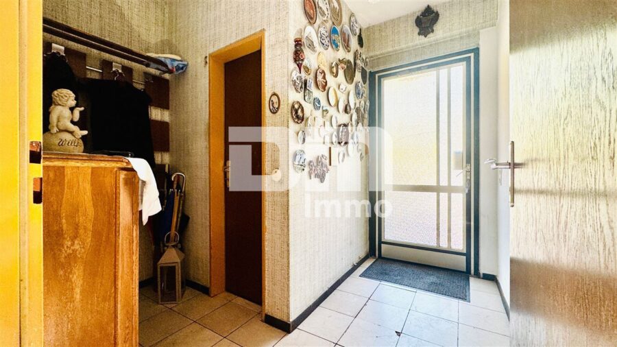 Solides Einfamilienhaus mit großzügigem Flächenangebot auf weitläufigem Traumgrundstück - EG Haupteingang / Windfang / Garderobe